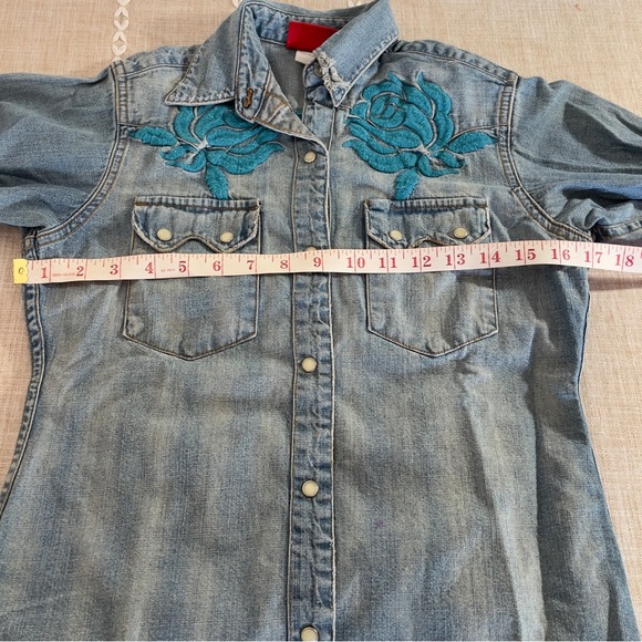 Vintage Western Denim Blue Floral Embroidered Denim Shirt - Cowgirl Chic! 🌸🤠 - Picture 9 of 16